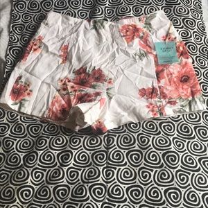 White shorts with flower print 😍😍😍